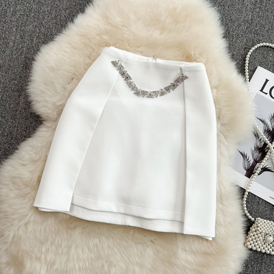 Lühike asümmeetriline metallkaunistusega seelik