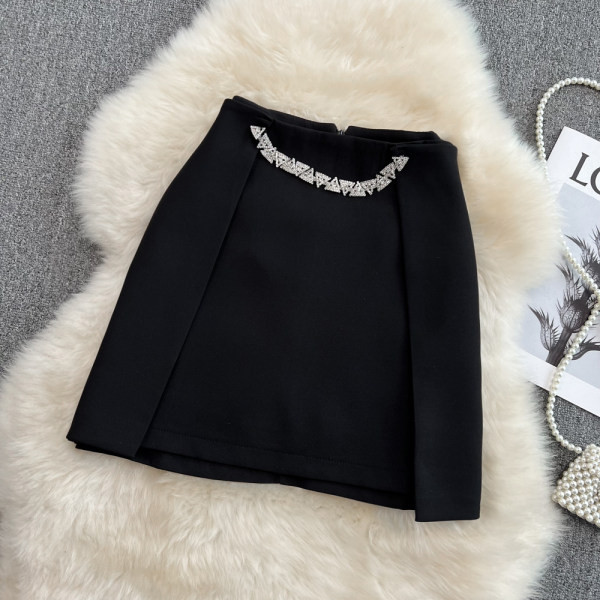 Lühike asümmeetriline metallkaunistusega seelik