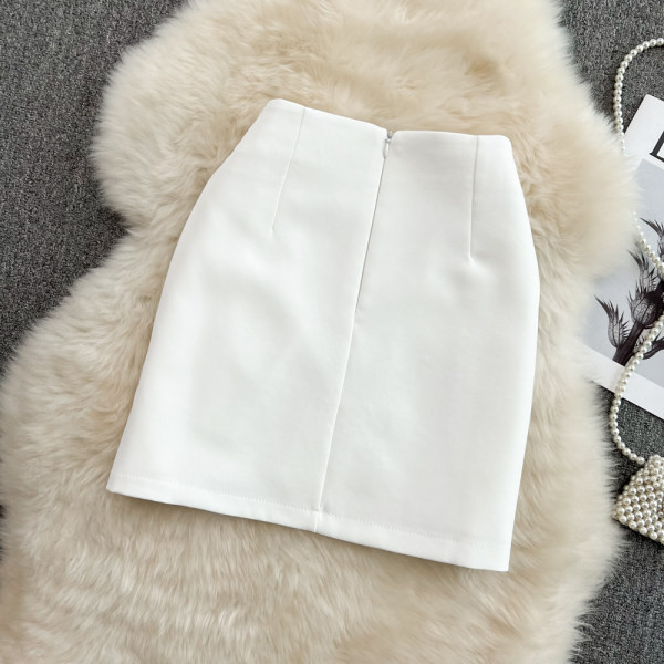 Lühike asümmeetriline metallkaunistusega seelik