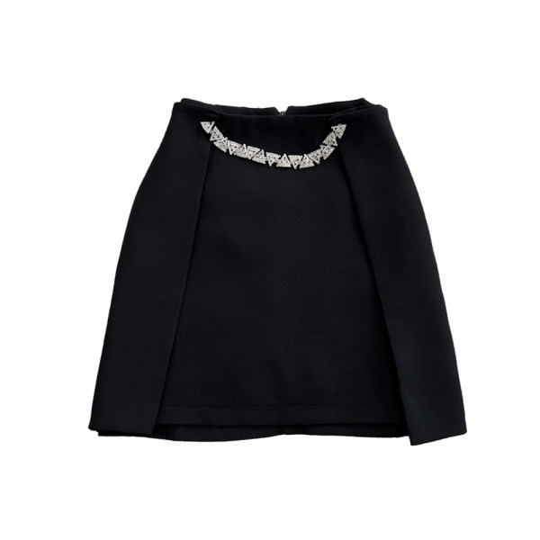 Lühike asümmeetriline metallkaunistusega seelik