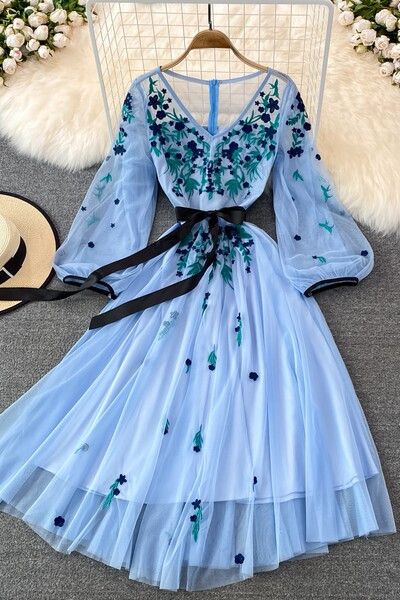 Naiste asümmeetriline spitsikaelusega kleit