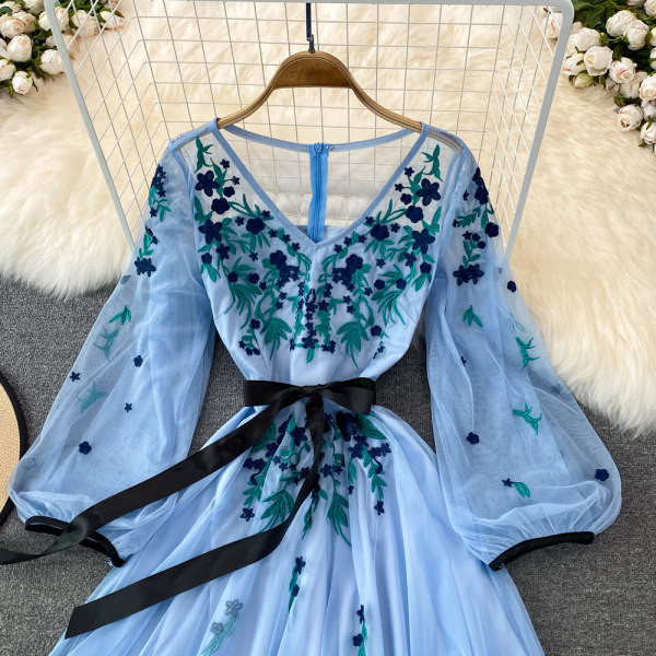 Naiste asümmeetriline spitsikaelusega kleit