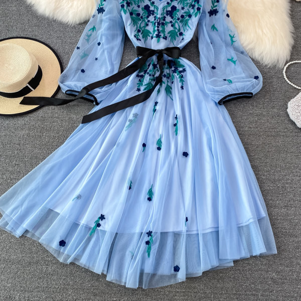 Naiste asümmeetriline spitsikaelusega kleit