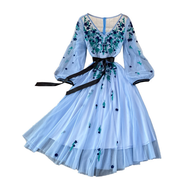 Naiste asümmeetriline spitsikaelusega kleit