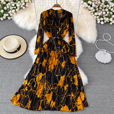 Moodne pikk lillemotiividega kleit