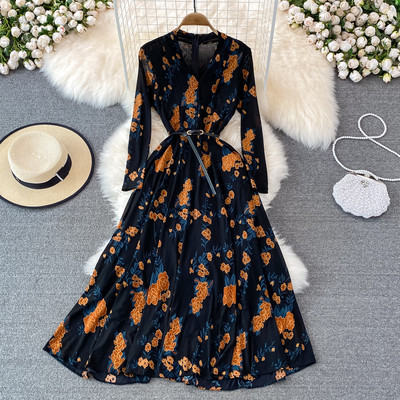 Moodne pikk lillemotiividega kleit