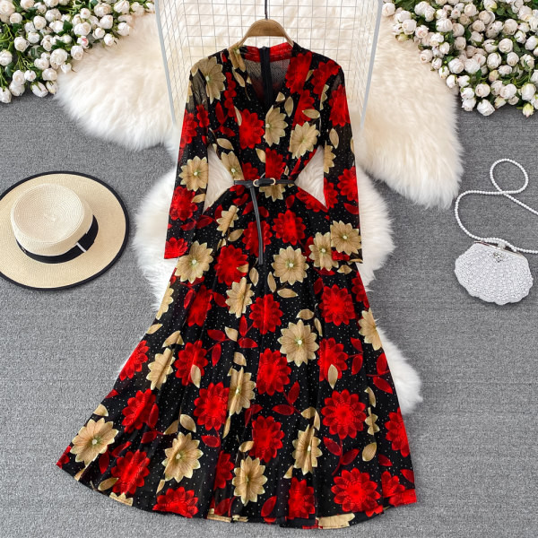 Moodne pikk lillemotiividega kleit