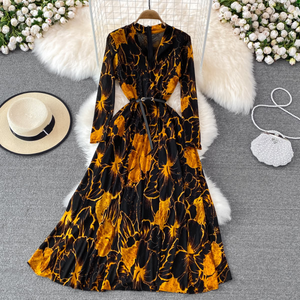 Moodne pikk lillemotiividega kleit