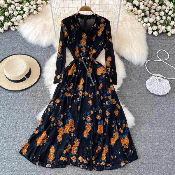 Moodne pikk lillemotiividega kleit