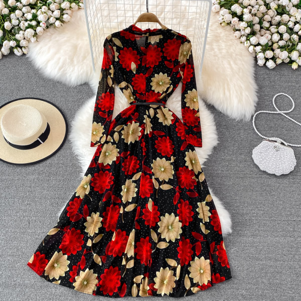 Moodne pikk lillemotiividega kleit