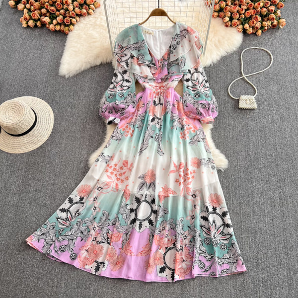 Spitsikaelusega naiste kleit - mitut värvi