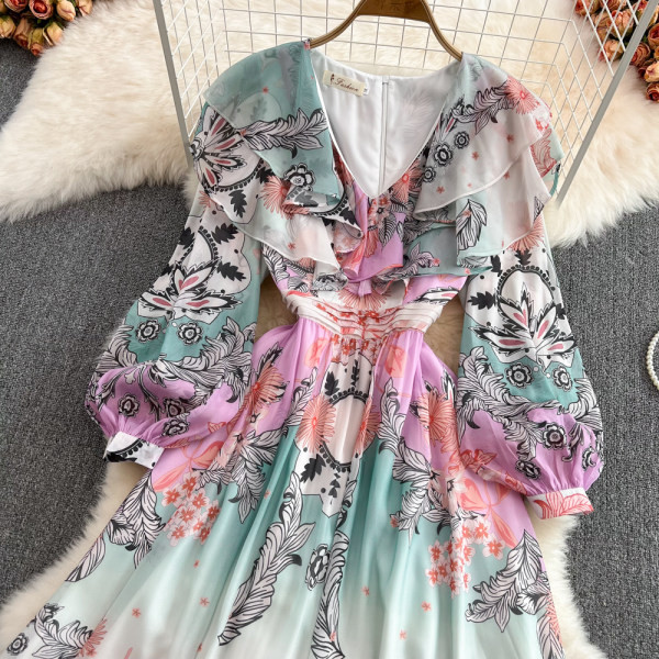 Spitsikaelusega naiste kleit - mitut värvi