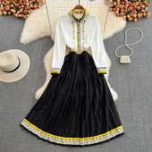 Moodne plisseeritud alaosa ja värvilise mustriga kevadkleit