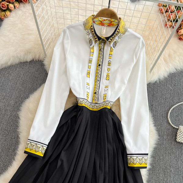 Moodne plisseeritud alaosa ja värvilise mustriga kevadkleit