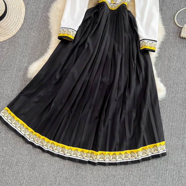 Moodne plisseeritud alaosa ja värvilise mustriga kevadkleit