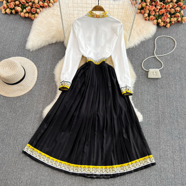 Moodne plisseeritud alaosa ja värvilise mustriga kevadkleit