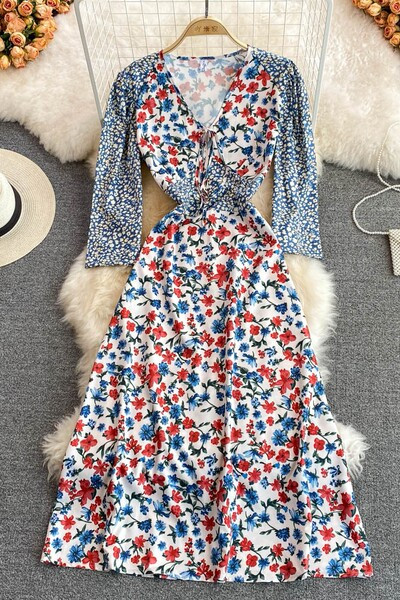 Naiste vabaaja kleit spitsikaelusega ja lillemotiiviga