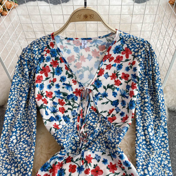 Naiste vabaaja kleit spitsikaelusega ja lillemotiiviga