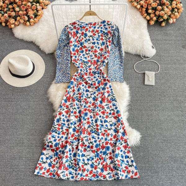 Naiste vabaaja kleit spitsikaelusega ja lillemotiiviga