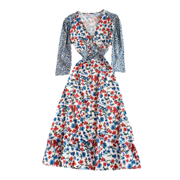 Naiste vabaaja kleit spitsikaelusega ja lillemotiiviga