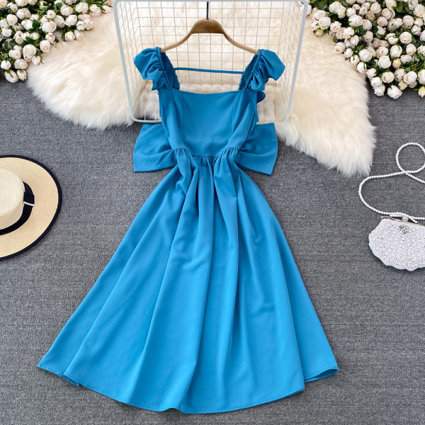 Ühevärviline paelaga naiste kleit