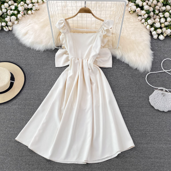 Ühevärviline paelaga naiste kleit