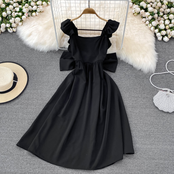 Ühevärviline paelaga naiste kleit