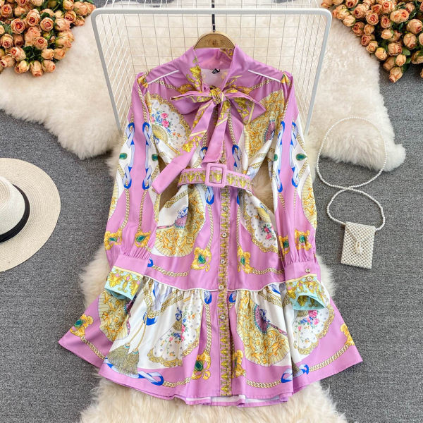 Moodne värviline kleit vööga