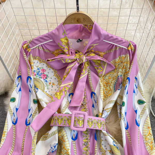 Moodne värviline kleit vööga