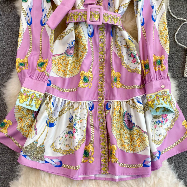 Moodne värviline kleit vööga