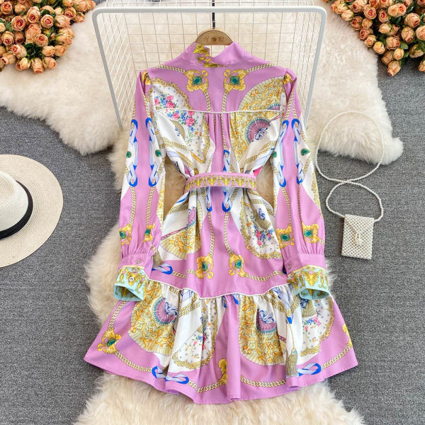 Moodne värviline kleit vööga