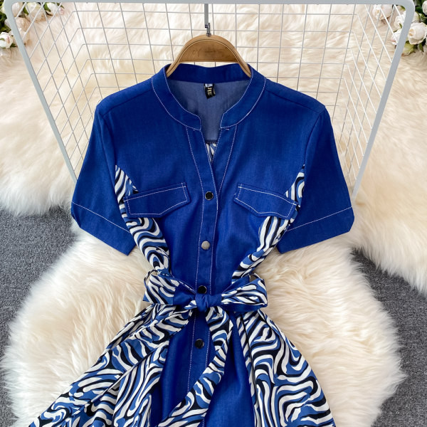 Naistele kohandatud kleit nööpide ja vööga