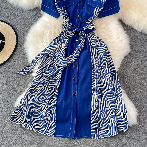 Naistele kohandatud kleit nööpide ja vööga