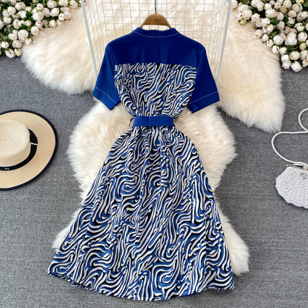 Naistele kohandatud kleit nööpide ja vööga