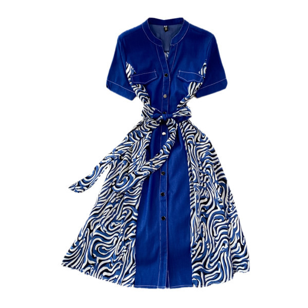 Naistele kohandatud kleit nööpide ja vööga