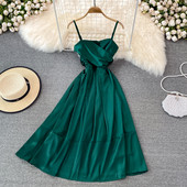 Stiilne õhukeste rihmadega kleit