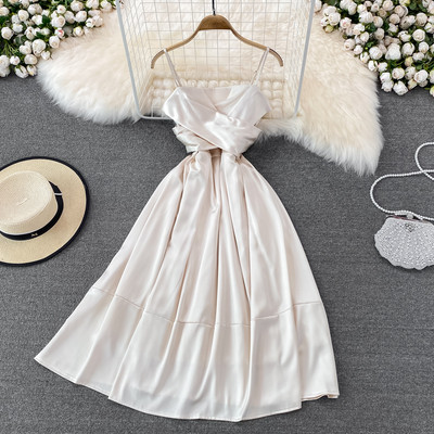 Stiilne õhukeste rihmadega kleit