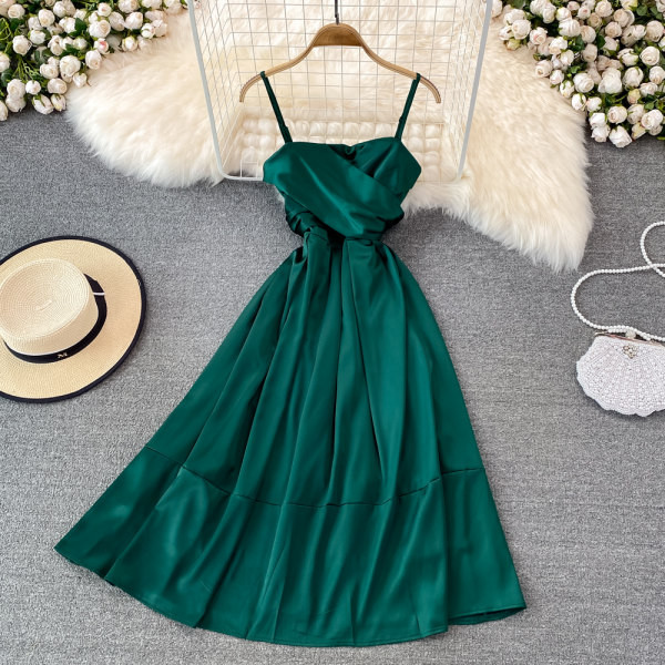 Stiilne õhukeste rihmadega kleit