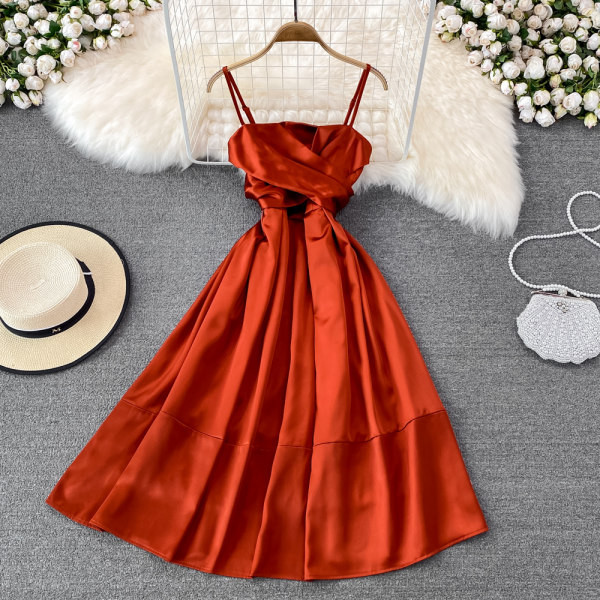 Stiilne õhukeste rihmadega kleit