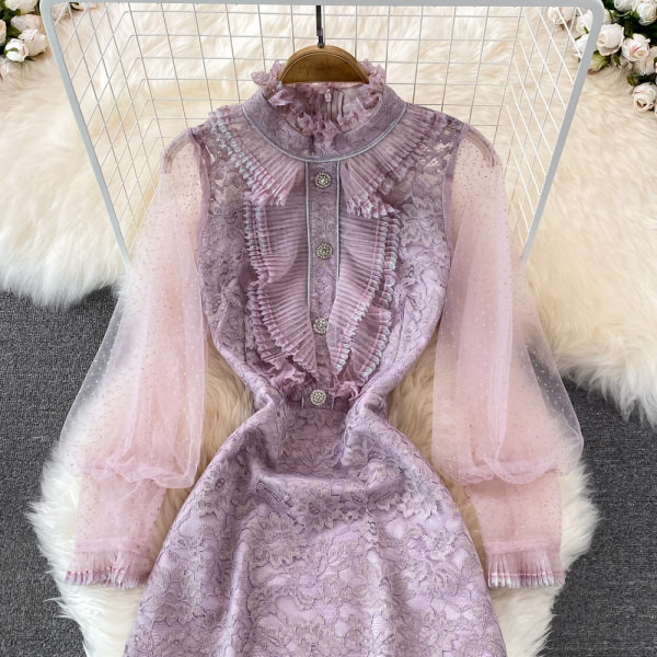 Lilla naiste kleit pitsiga