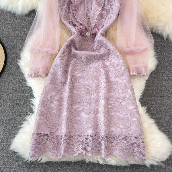 Lilla naiste kleit pitsiga