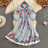 Lillemustri ja lokkidega naiste lõikega kleit