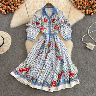 Lillemustri ja lokkidega naiste lõikega kleit