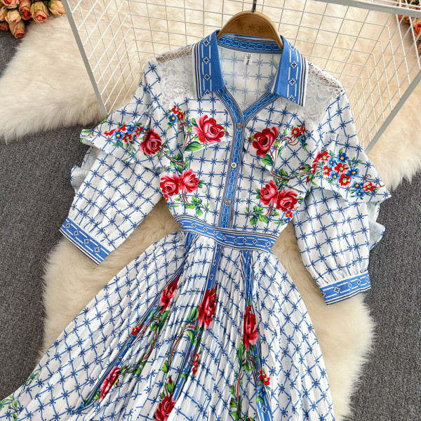 Lillemustri ja lokkidega naiste lõikega kleit