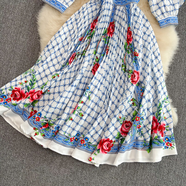 Lillemustri ja lokkidega naiste lõikega kleit