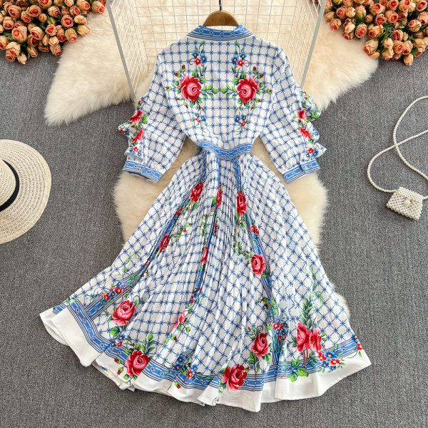 Lillemustri ja lokkidega naiste lõikega kleit