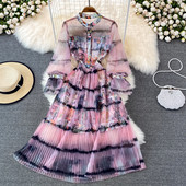 Värviline naiste kleit tülli ja madala kraega