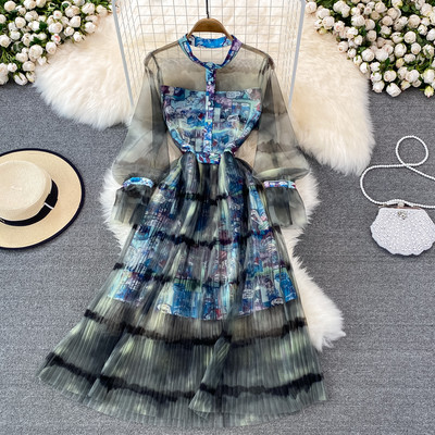 Värviline naiste kleit tülli ja madala kraega