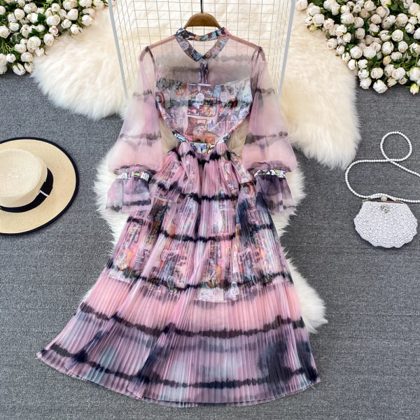 Värviline naiste kleit tülli ja madala kraega