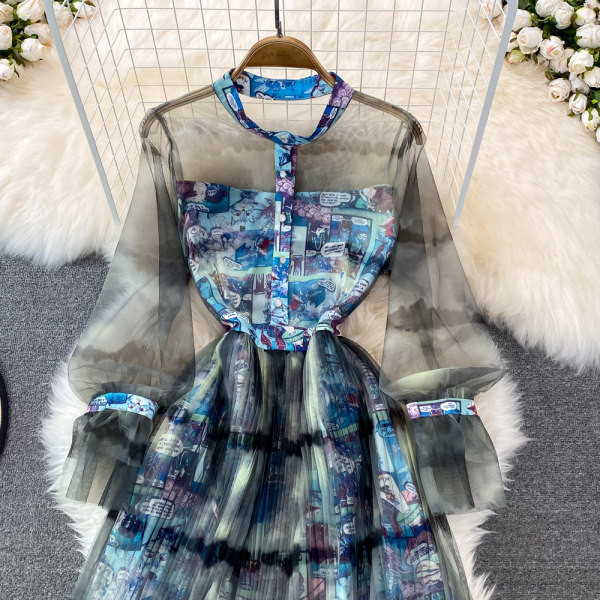 Värviline naiste kleit tülli ja madala kraega